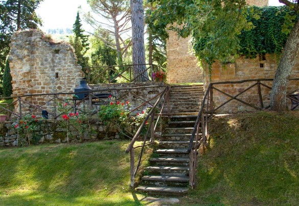  The staircase that leads from the house to the swimming pool - Torre di Paciano