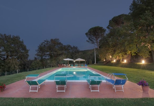 The pool illuminated at night - Torre di Paciano