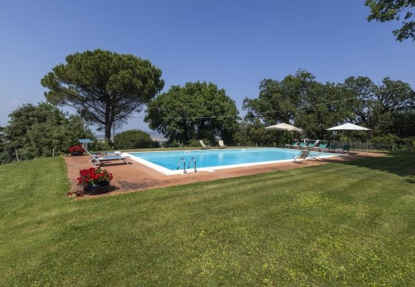 La piscina adiagata su un solarium di piastrelle in cotto - Torre di Paciano 