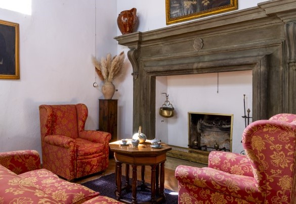 Il salotto con il caminetto ornamentale - Torre di Paciano