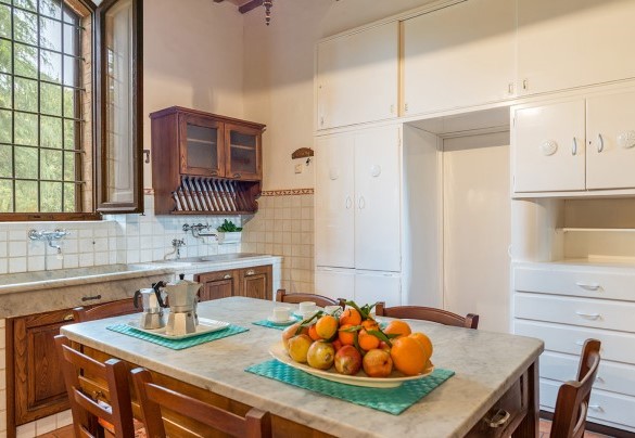  Kitchen furnished with table and chairs - Torre di Paciano