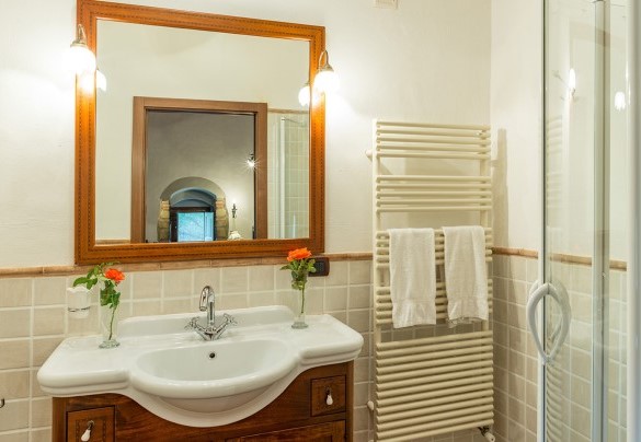 En suite bathroom with shower on the third floor - Torre di Paciano