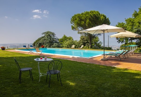 La piscina è collocata all'interno del parco della proprietà - Torre di Paciano