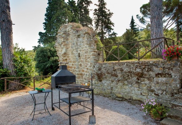 Barbecue area adjacent to the swimming pool - Torre di Paciano