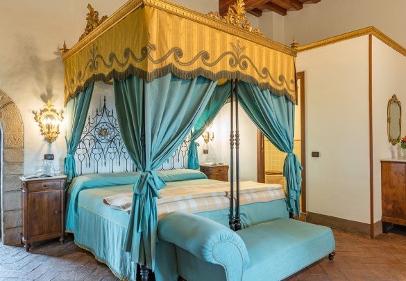 Double bedroom, with bed 2m wide, on the second floor in the tower - Torre di Paciano 