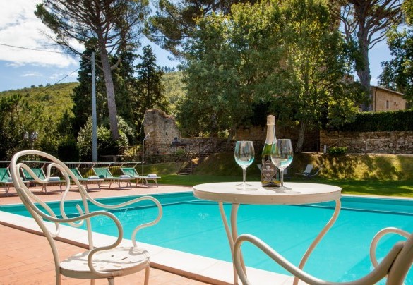 The swimming pool and the tower in the background - Torre di Paciano
