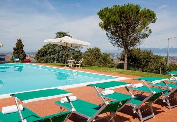 The pool measures 17x9 m with a depth that varies from 90 to 220 cm - Torre di Paciano