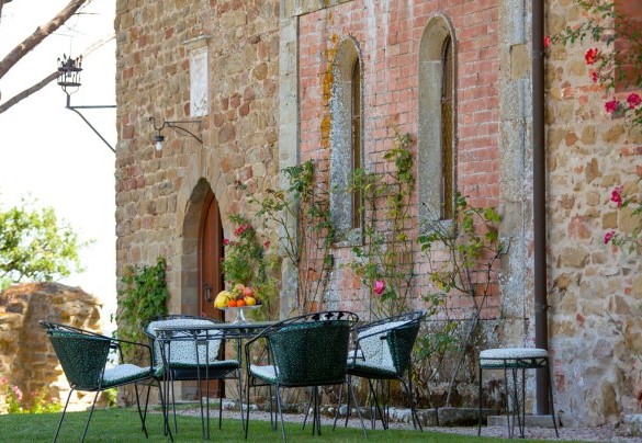 Seats in antique stone, shaded by old oaks - Torre di Paciano 