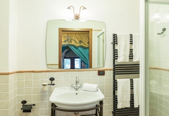 En suite bathroom with shower on the second floor - Torre di Paciano