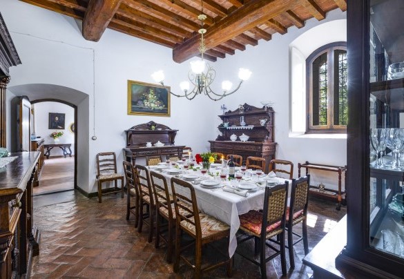 La sala da pranzo con tavola imbandita per pranzi importanti - Torre di Paciano 