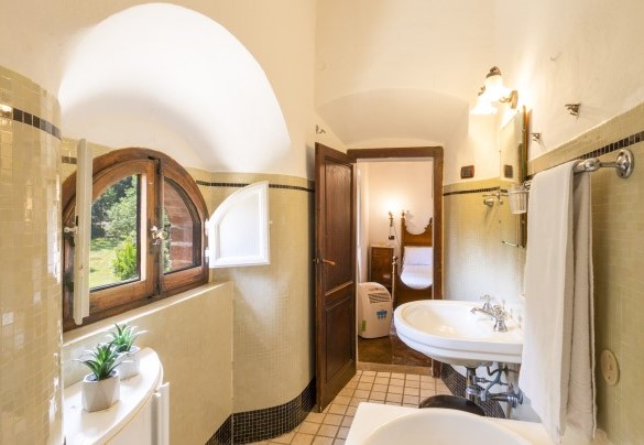 Il bagno en-suite con vasca n.3 al primo piano - Torre di Paciano 