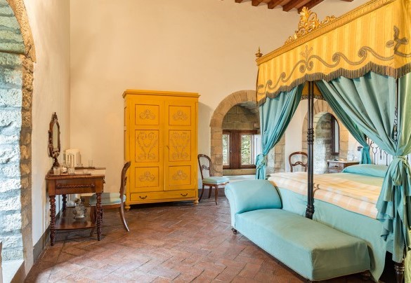 Double bedroom, with bed 2m wide, on the second floor in the tower - Torre di Paciano 