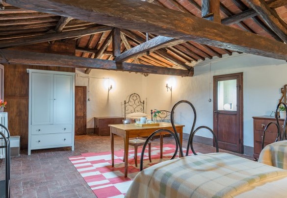 Twin bedroom, with joinable beds, on the top floor of the tower - Torre di Paciano 