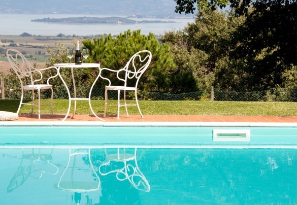 The view from the swimming pool towards Lake Trasimeno - Torre di Paciano