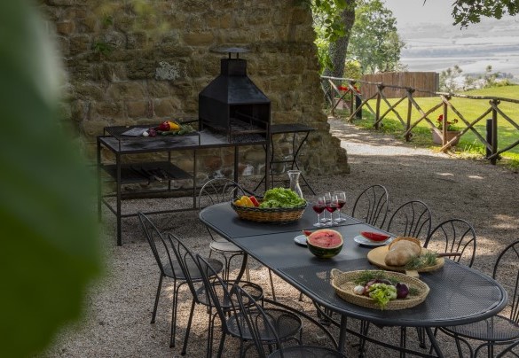 La zona barbecue a pochi metri dalla piscina - Torre di Paciano 