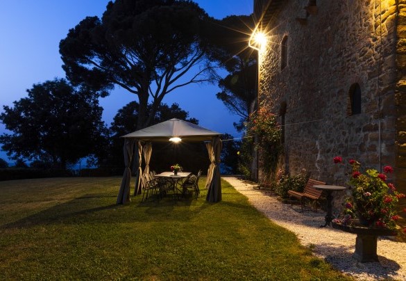 Il tramonto con la residenza illuminata - Torre di Paciano 