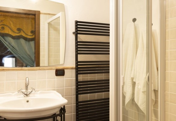 The bathroom en-suite with shower n.5 on the second floor - Torre di Paciano 
