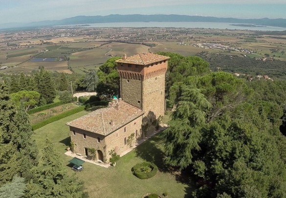  The tower and Lake Trasimeno in the background - Torre di Paciano