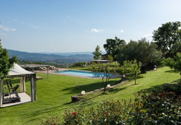 The pool is salt purified and is provided with both internal and external lightning system - Torre Ginestre
