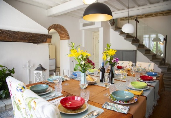 The dining room connected to the outside - Torre Ginestre