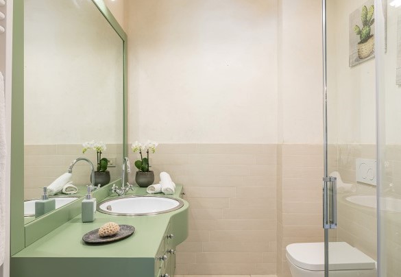 The modern en-suite bathroom with a shower - Torre Ginestre