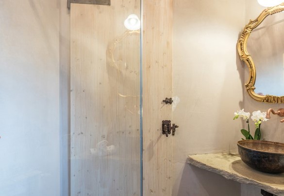 The elegant en-suite bathroom with a shower - Torre Ginestre