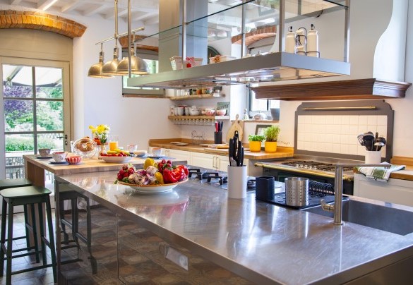The modern and spacious kitchen - Torre Ginestre