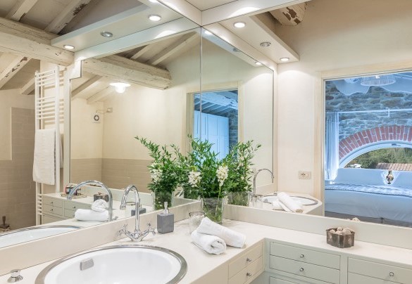 The en-suite bathroom with a shower surrounded by mirrors - Torre Ginestre