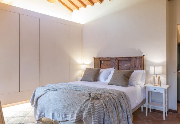 The charming master bedroom - Torre Ginestre