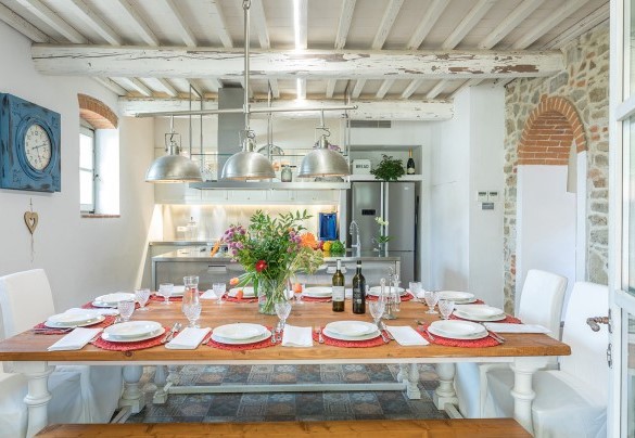 L'ampio tavolo da pranzo nella cucina - Torre Ginestre