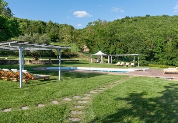 The pool can be entered either by four submerged steps, or using the trampoline - Torre Ginestre