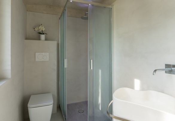 Bathroom with shower in the spa located in the pool area - Torre Ginestre