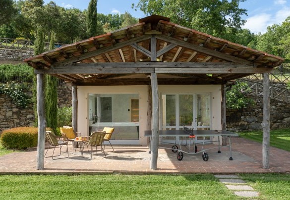 The spa with a well-equipped pergola with ping-pong and sofa - Torre Ginestre