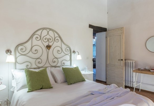 The elegant master bedroom - Torre Ginestre