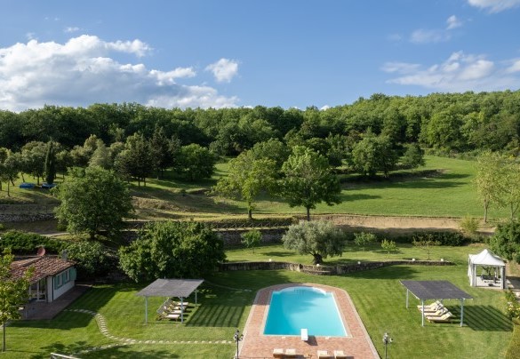 Near the pool area, the ping pong table is located under a pergola - Torre Ginestre