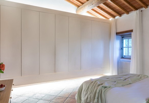 LED lights illuminate the wardrobe in the room - Torre Ginestre