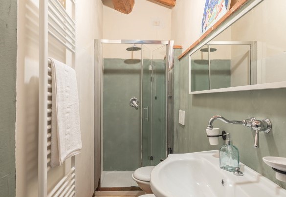 The enchanting bathroom with a shower - Torre Ginestre