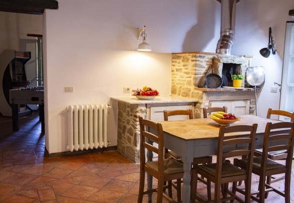 The rustic-style kitchen with a wood-burning oven on teh upper floor - Torre Ginestre