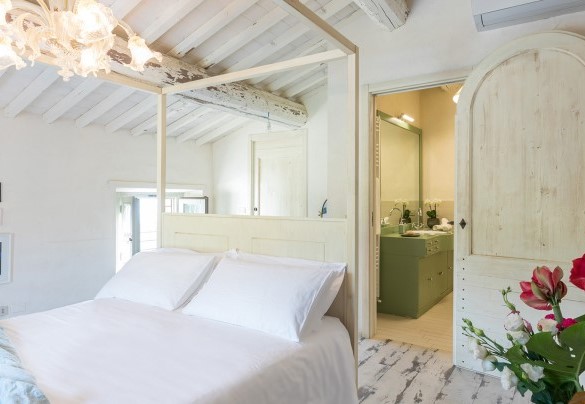The spacious room with a canopy bed and en-suite bathroom - Torre Ginestre