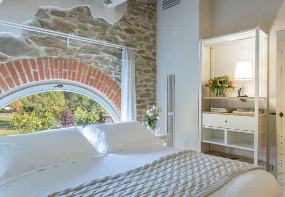 Un arco avvolge il letto della camera matrimoniale - Torre Ginestre