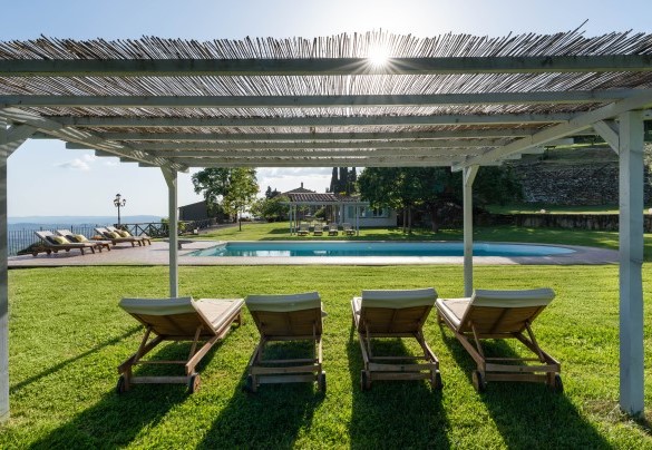 The pool is open from the last Saturday of April until the first Saturday of October - Torre Ginestre