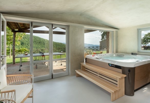 The spa located in the pool area - Torre Ginestre