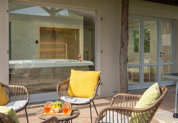 The spa with a well-equipped pergola with ping-pong and sofa - Torre Ginestre