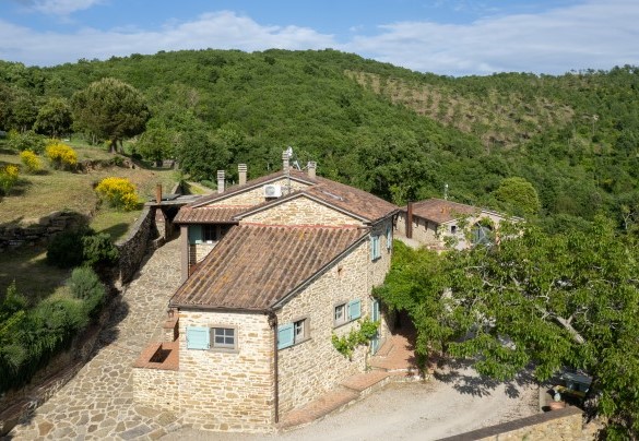 Set on a 582 m hight knoll, right to the outer edge of the city of Arezzo - Torre Ginestre