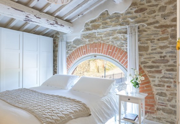An arch surrounds the bed in the master bedroom - Torre Ginestre