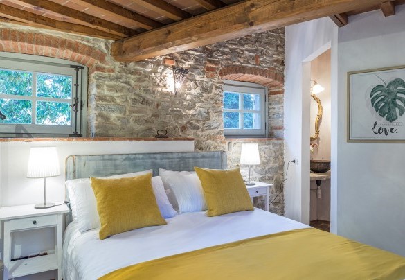 The ground floor master bedroom with an en-suite bathroom - Torre Ginestre
