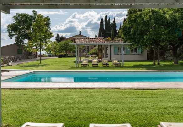 At 50 m from the property, measures 6 x 14 m and has an increasing depth that goes from 0,90 m to 2,90 m - Torre Ginestre