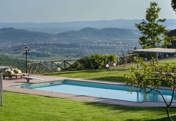 The big panoramic pool, right in the middle of a vast grassy surface - Torre Ginestre