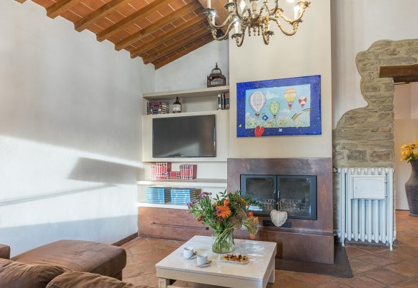Il salotto al piano superiore con caminetto e Tv - Torre Ginestre