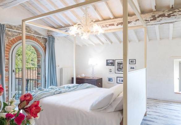 The spacious room with a canopy bed and en-suite bathroom - Torre Ginestre